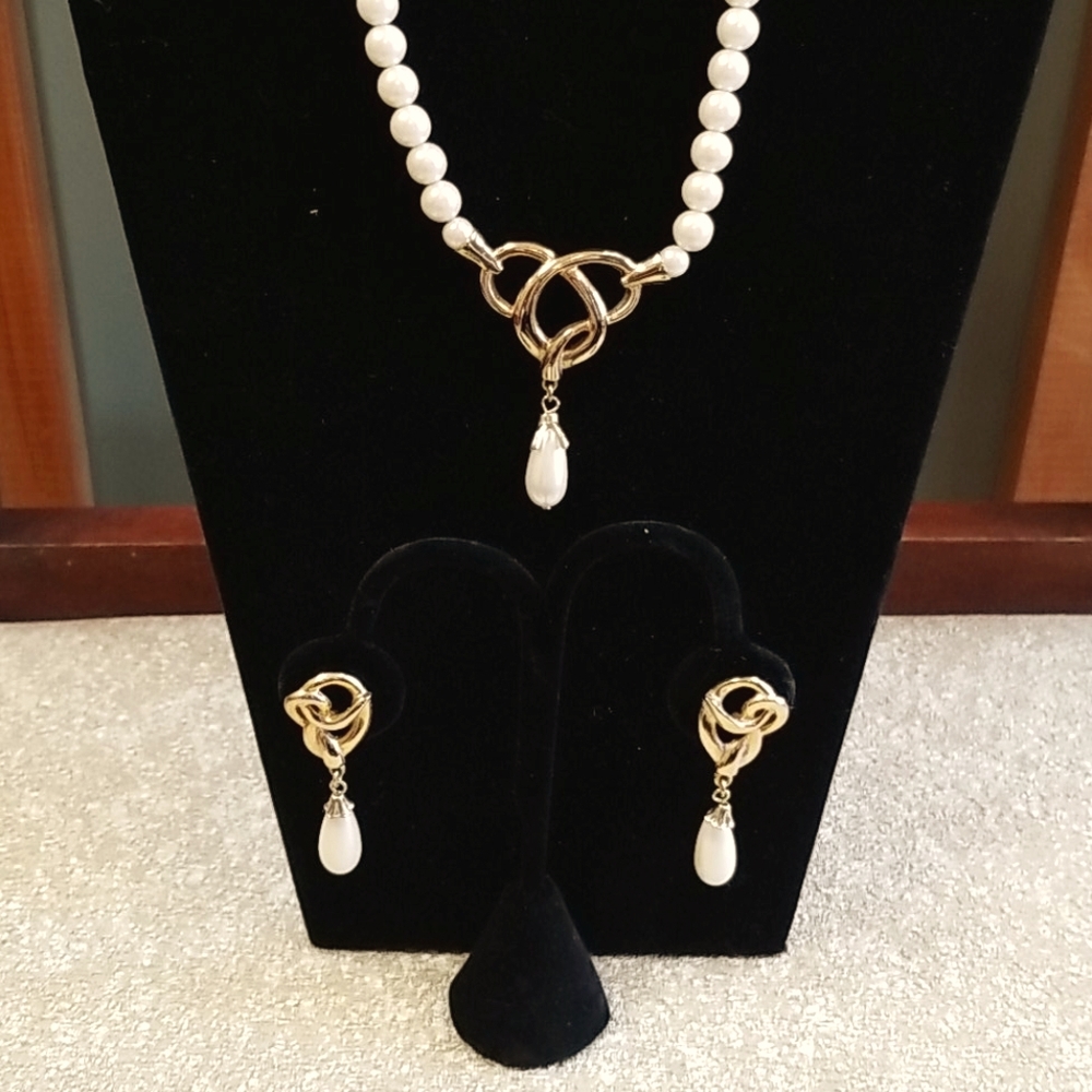 Necklace and earrings set